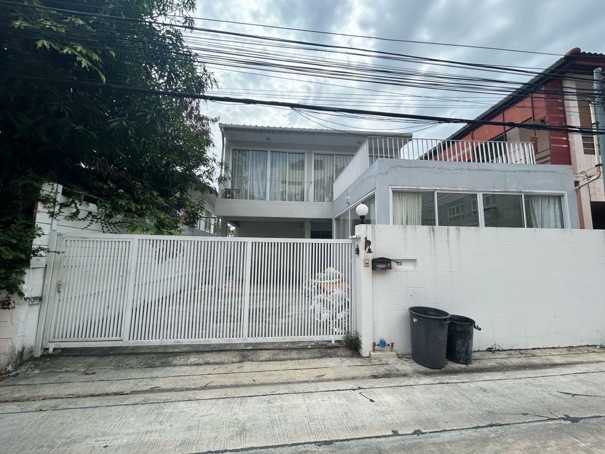 ให้เช่าบ้านรัชดา ห้วยขวาง : For Rent - Single House Ratchadaphisek , nearby MRT Sutthisan 950 Meters Closed to KIS / The Regent’s / SISB / The Stret / Central Rama 9 and Pet Friendly Welcome