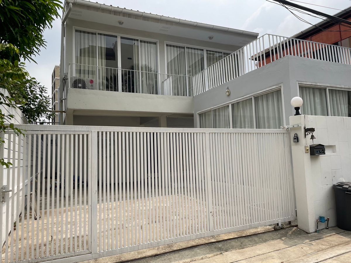 ให้เช่าบ้านรัชดา ห้วยขวาง : ให้เช่าบ้านเดี่ยว2ชั้นรีโนเวทใหม่ ถนน สุธิสาร ซอยสบายใจ แอร์5เครื่อง มี3ห้องนอน3ห้องน้ำ ราคาเช่าเดือนละ45,000บาท