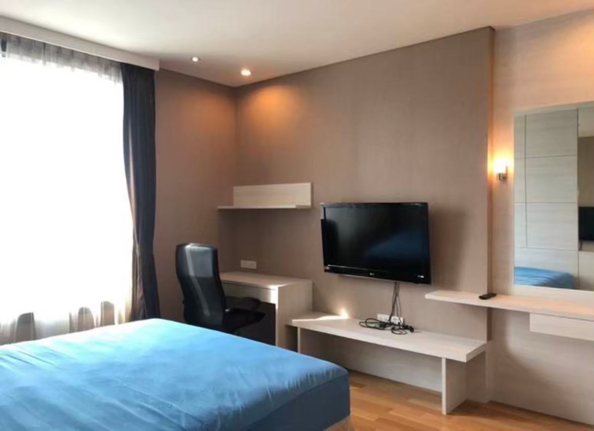 ขายคอนโดสุขุมวิท อโศก ทองหล่อ : HOT SALE :  7.5MB, Aguston Sukhumvit 22 Condo,  A Spacious one bedroom one bathroom , 57.42 sqm. Balcony facing west , Nice view.