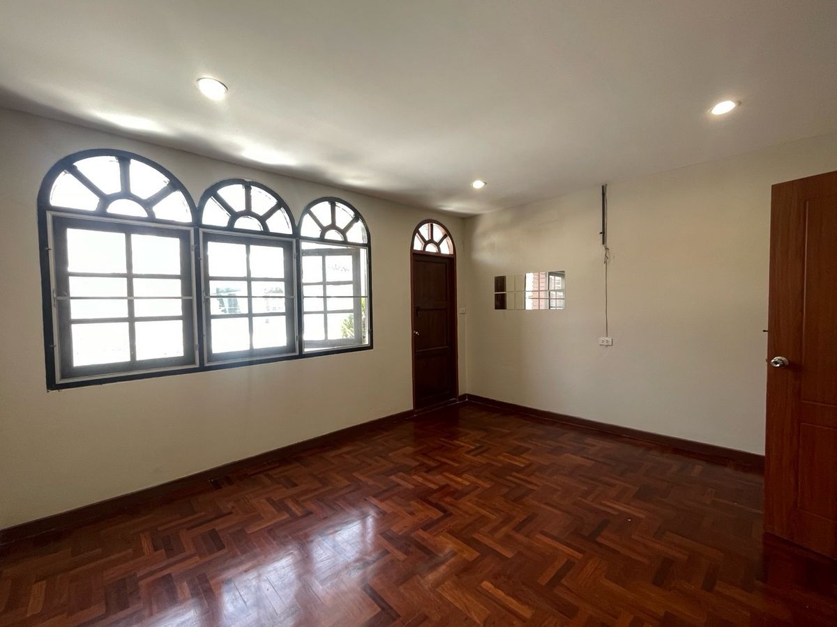 ขายทาวน์โฮมปิ่นเกล้า จรัญสนิทวงศ์ : ทาวน์เฮ้าส์ 3 ชั้น 18 ตรว. ในซอยบรมราชชนนี 5 ใกล้เซ็นทรัล ปิ่นเกล้า 