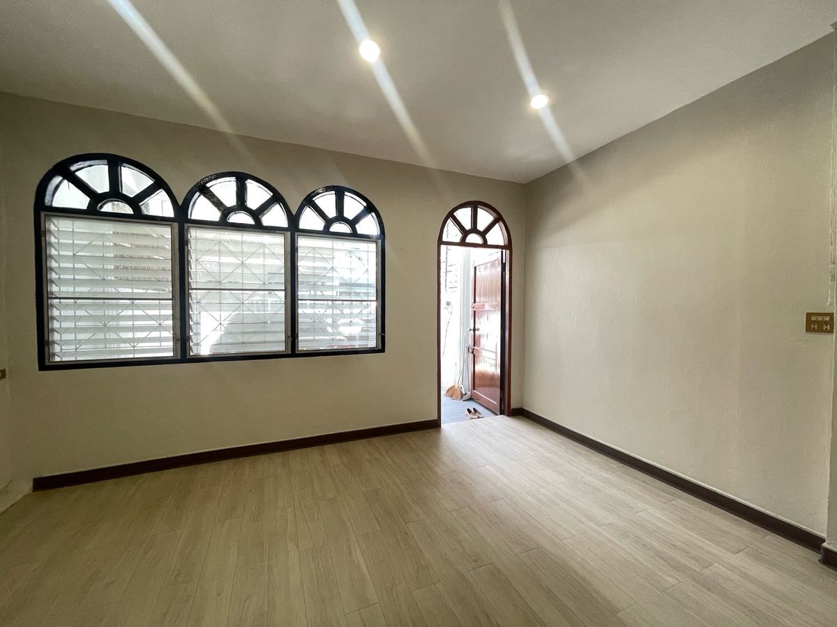 ขายทาวน์โฮมปิ่นเกล้า จรัญสนิทวงศ์ : ทาวน์เฮ้าส์ 3 ชั้น 18 ตรว. ในซอยบรมราชชนนี 5 ใกล้เซ็นทรัล ปิ่นเกล้า 