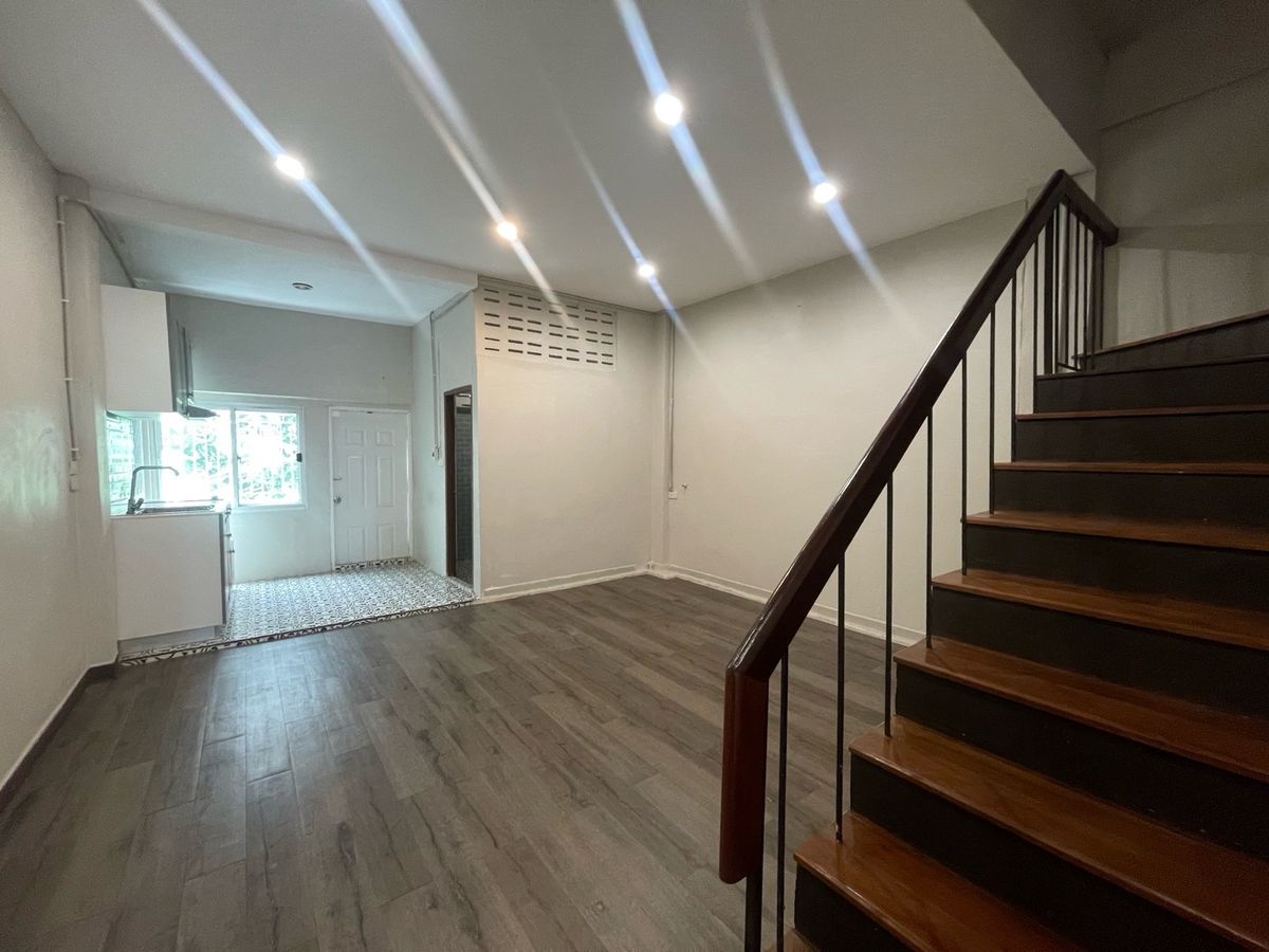 ขายทาวน์โฮมปิ่นเกล้า จรัญสนิทวงศ์ : ทาวน์เฮ้าส์ 3 ชั้น 18 ตรว. ในซอยบรมราชชนนี 5 ใกล้เซ็นทรัล ปิ่นเกล้า 