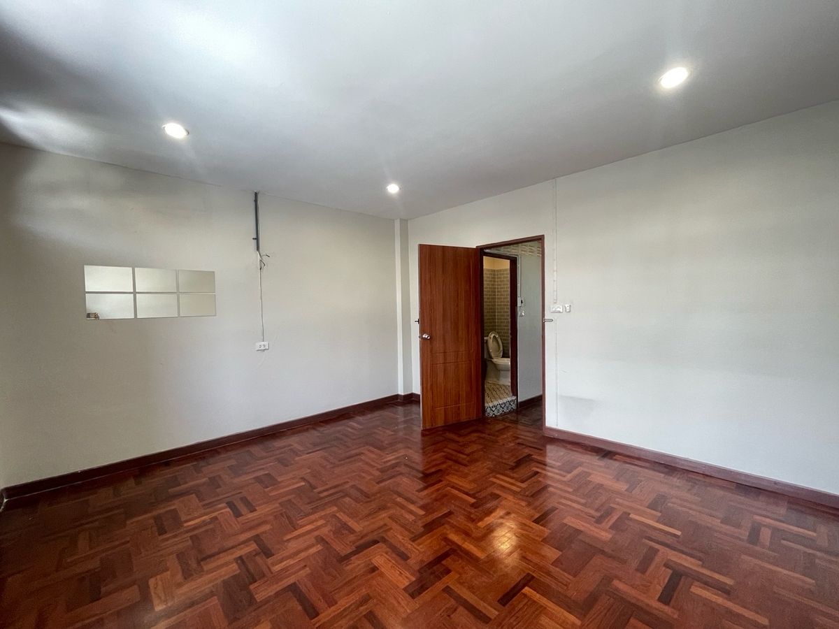 ขายทาวน์โฮมปิ่นเกล้า จรัญสนิทวงศ์ : ทาวน์เฮ้าส์ 3 ชั้น 18 ตรว. ในซอยบรมราชชนนี 5 ใกล้เซ็นทรัล ปิ่นเกล้า 