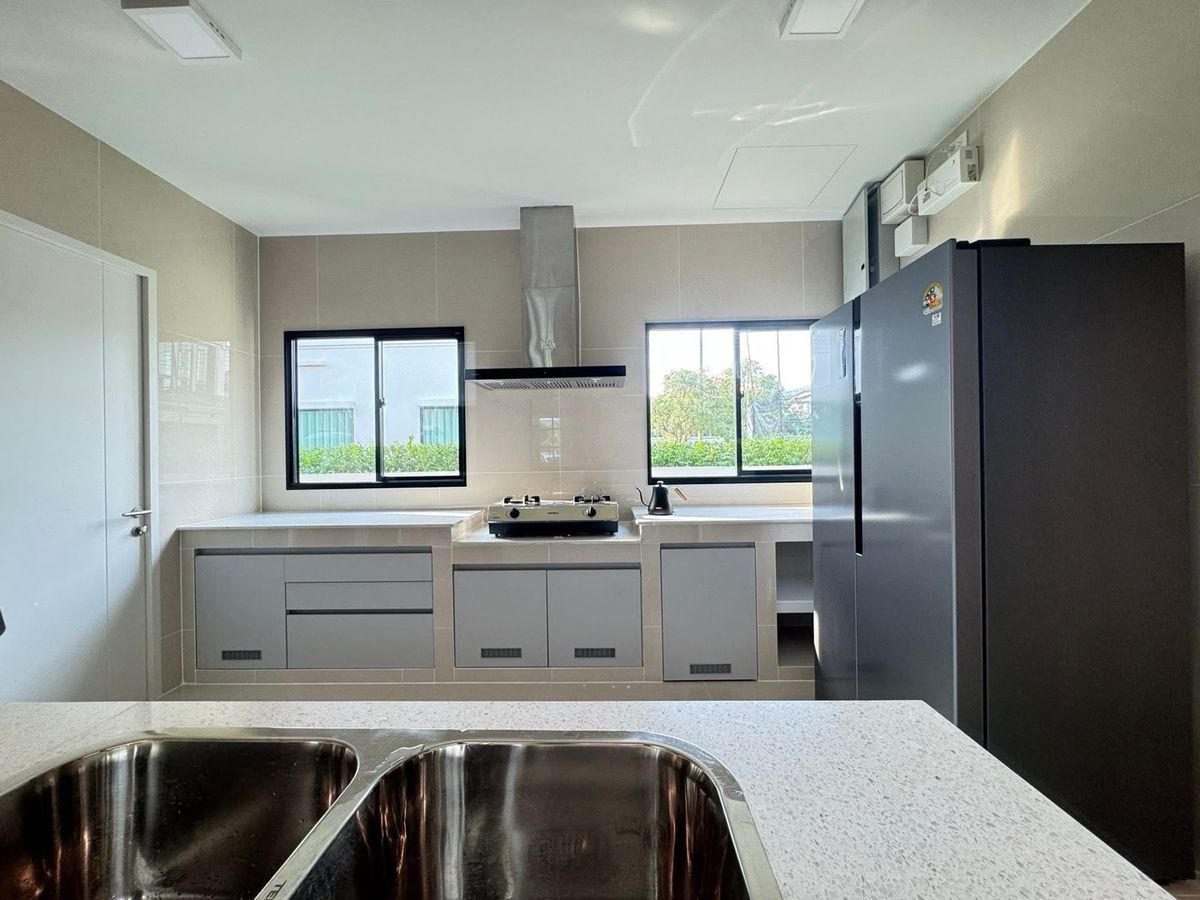 For RentHouseNawamin, Ramindra : 📢👇Brand-New Luxury Lakefront Home. Largest in the Project with private swimming pool and a personal putting green with artificial grass, this residence offers the ultimate lifestyle of comfort and exclusivity.