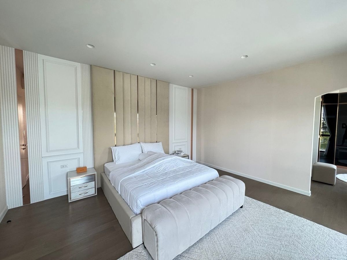 For RentHouseNawamin, Ramindra : 📢👇Brand-New Luxury Lakefront Home. Largest in the Project with private swimming pool and a personal putting green with artificial grass, this residence offers the ultimate lifestyle of comfort and exclusivity.