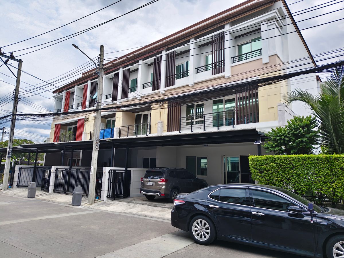 ทาวน์โฮมเลียบทางด่วนรามอินทรา : ขาย/ให้เช่า 🏠 ทาวน์โฮม 3ชั้น หลังมุม หลังใหญ่ บ้านกลางเมือง เออร์ยาเนี่ยนะ พระราม9-ลาดพร้าว 48ตร.วา 3ห้องนอน 4ห้องน้ำ