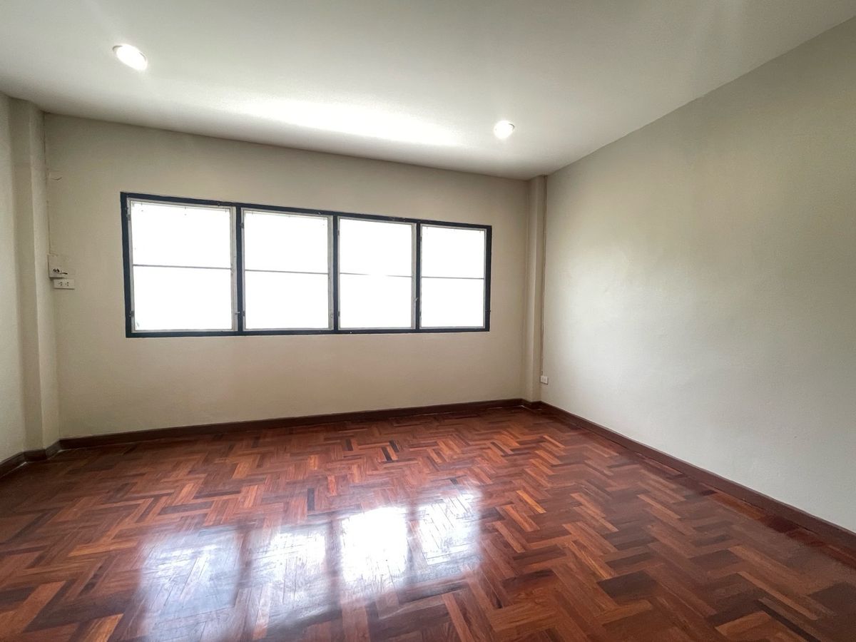 ขายทาวน์โฮมปิ่นเกล้า จรัญสนิทวงศ์ : ทาวน์เฮ้าส์ 3 ชั้น 18 ตรว. ในซอยบรมราชชนนี 5 ใกล้เซ็นทรัล ปิ่นเกล้า 