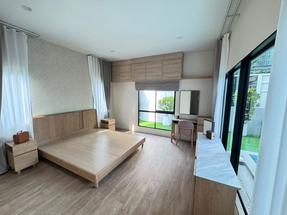 For RentHouseNawamin, Ramindra : 📢👇Brand-New Luxury Lakefront Home. Largest in the Project with private swimming pool and a personal putting green with artificial grass, this residence offers the ultimate lifestyle of comfort and exclusivity.