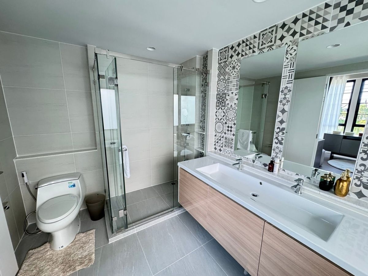 For RentHouseNawamin, Ramindra : 📢👇Brand-New Luxury Lakefront Home. Largest in the Project with private swimming pool and a personal putting green with artificial grass, this residence offers the ultimate lifestyle of comfort and exclusivity.