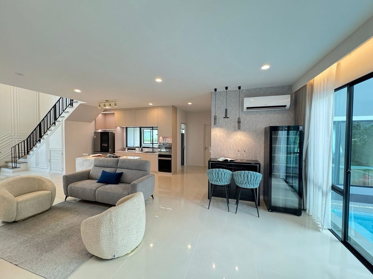 For RentHouseNawamin, Ramindra : 📢👇Brand-New Luxury Lakefront Home. Largest in the Project with private swimming pool and a personal putting green with artificial grass, this residence offers the ultimate lifestyle of comfort and exclusivity.