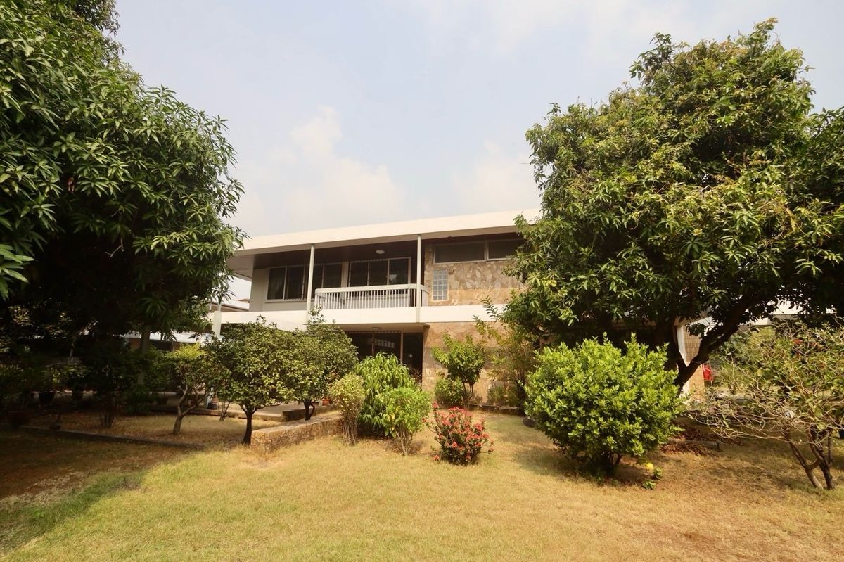 For SaleHouseSukhumvit, Asoke, Thonglor : For Sale: Detached House on a Large 594 SQ.WA Land Plot, Sukhumvit 71, Near BTS Prakhanong