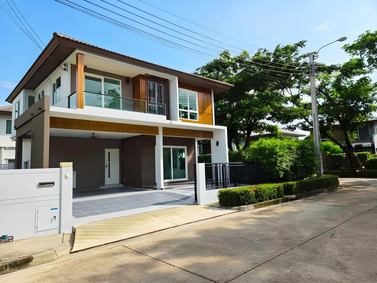 For SaleHouseNawamin, Ramindra : Ram Inthra 109 house, Chaiyapruek (Land and House), Phraya Suren 30, 66.9 corner, 4 bedrooms, 3 water, 3 parking, near the Pink Line Line, Bang Chan Station