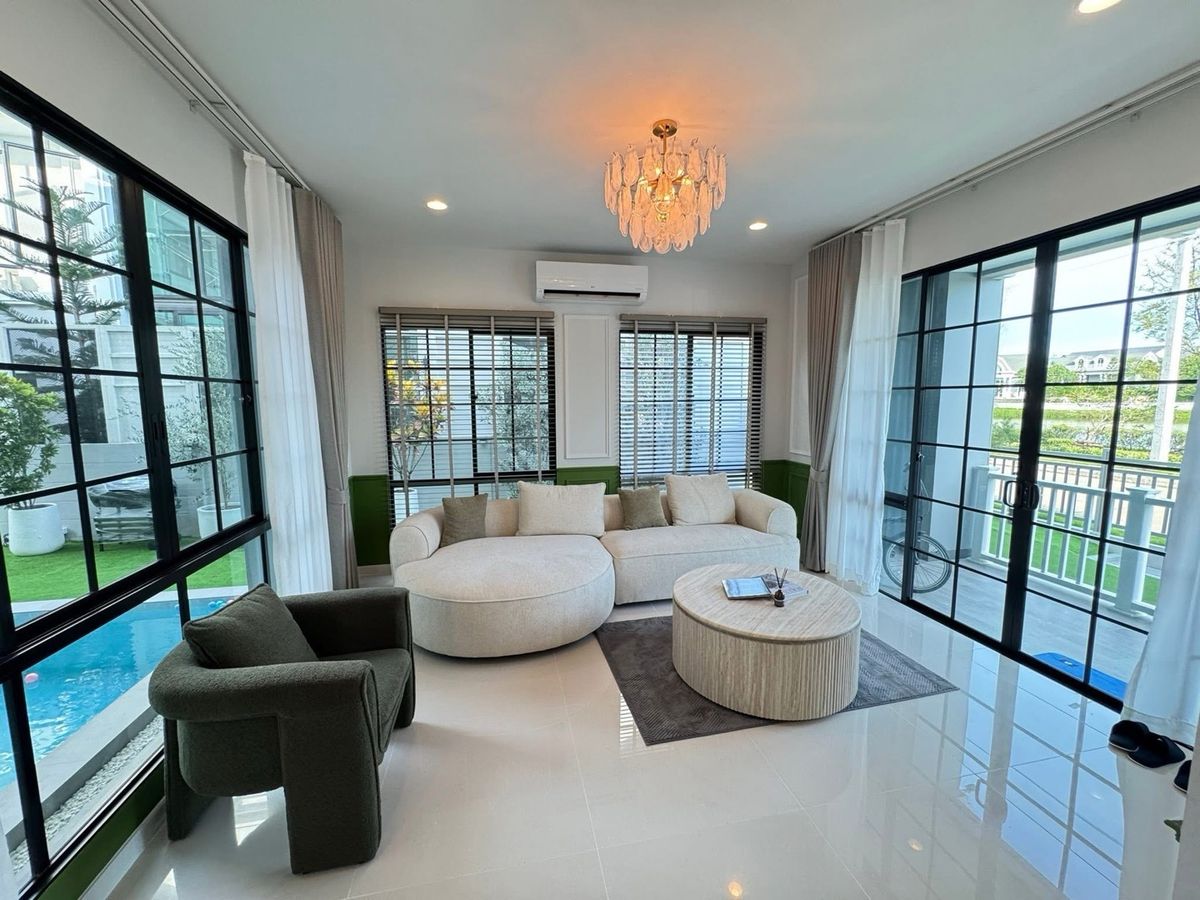 For RentHouseNawamin, Ramindra : 📢👇Brand-New Luxury Lakefront Home. Largest in the Project with private swimming pool and a personal putting green with artificial grass, this residence offers the ultimate lifestyle of comfort and exclusivity.