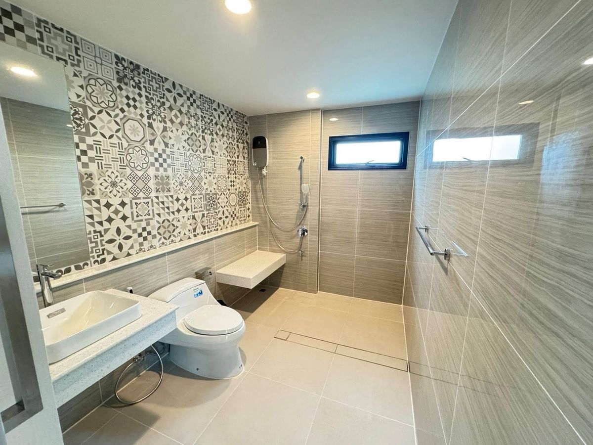 For RentHouseNawamin, Ramindra : 📢👇Brand-New Luxury Lakefront Home. Largest in the Project with private swimming pool and a personal putting green with artificial grass, this residence offers the ultimate lifestyle of comfort and exclusivity.