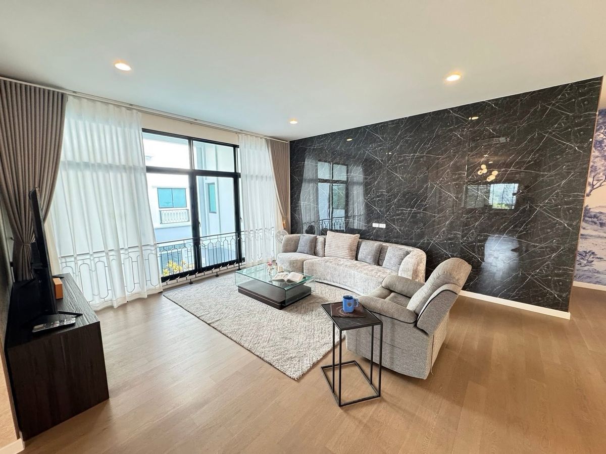 For RentHouseNawamin, Ramindra : 📢👇Brand-New Luxury Lakefront Home. Largest in the Project with private swimming pool and a personal putting green with artificial grass, this residence offers the ultimate lifestyle of comfort and exclusivity.