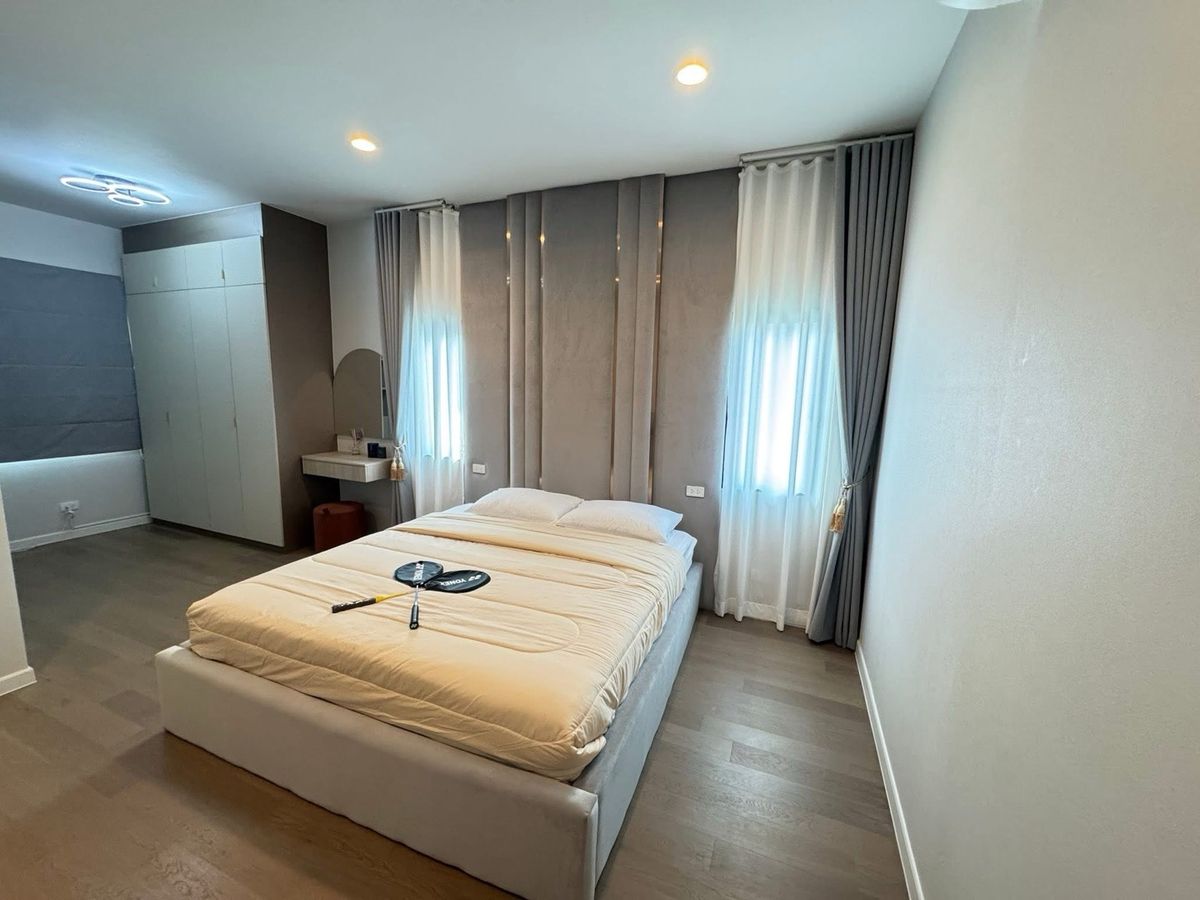 For RentHouseNawamin, Ramindra : 📢👇Brand-New Luxury Lakefront Home. Largest in the Project with private swimming pool and a personal putting green with artificial grass, this residence offers the ultimate lifestyle of comfort and exclusivity.