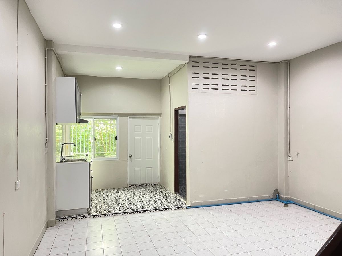 ขายทาวน์โฮมปิ่นเกล้า จรัญสนิทวงศ์ : ทาวน์เฮ้าส์ 3 ชั้น 18 ตรว. ในซอยบรมราชชนนี 5 ใกล้เซ็นทรัล ปิ่นเกล้า 