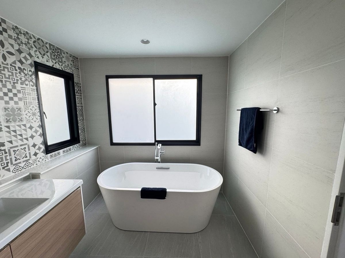 For RentHouseNawamin, Ramindra : 📢👇Brand-New Luxury Lakefront Home. Largest in the Project with private swimming pool and a personal putting green with artificial grass, this residence offers the ultimate lifestyle of comfort and exclusivity.