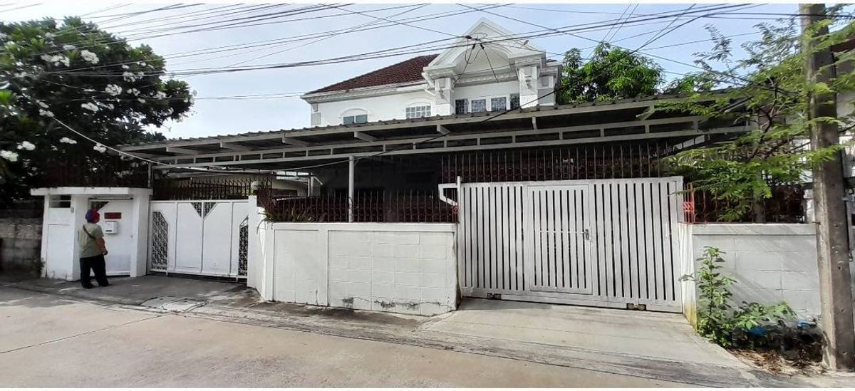 ให้เช่าบ้านลาดพร้าว เซ็นทรัลลาดพร้าว : บ้านเดี่ยว 2ชั้น จอดรถได้ 3คัน ซอยวิภาวดี20 หลังการบินไทย 3ห้องนอน 4ห้องน้ำ เฟอร์นิเจอร์ครบ
