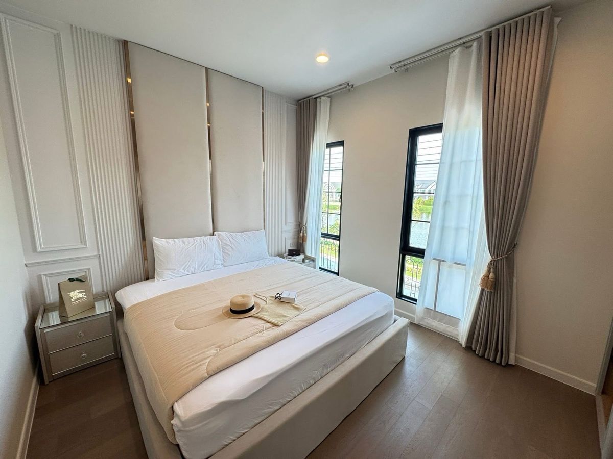 For RentHouseNawamin, Ramindra : 📢👇Brand-New Luxury Lakefront Home. Largest in the Project with private swimming pool and a personal putting green with artificial grass, this residence offers the ultimate lifestyle of comfort and exclusivity.