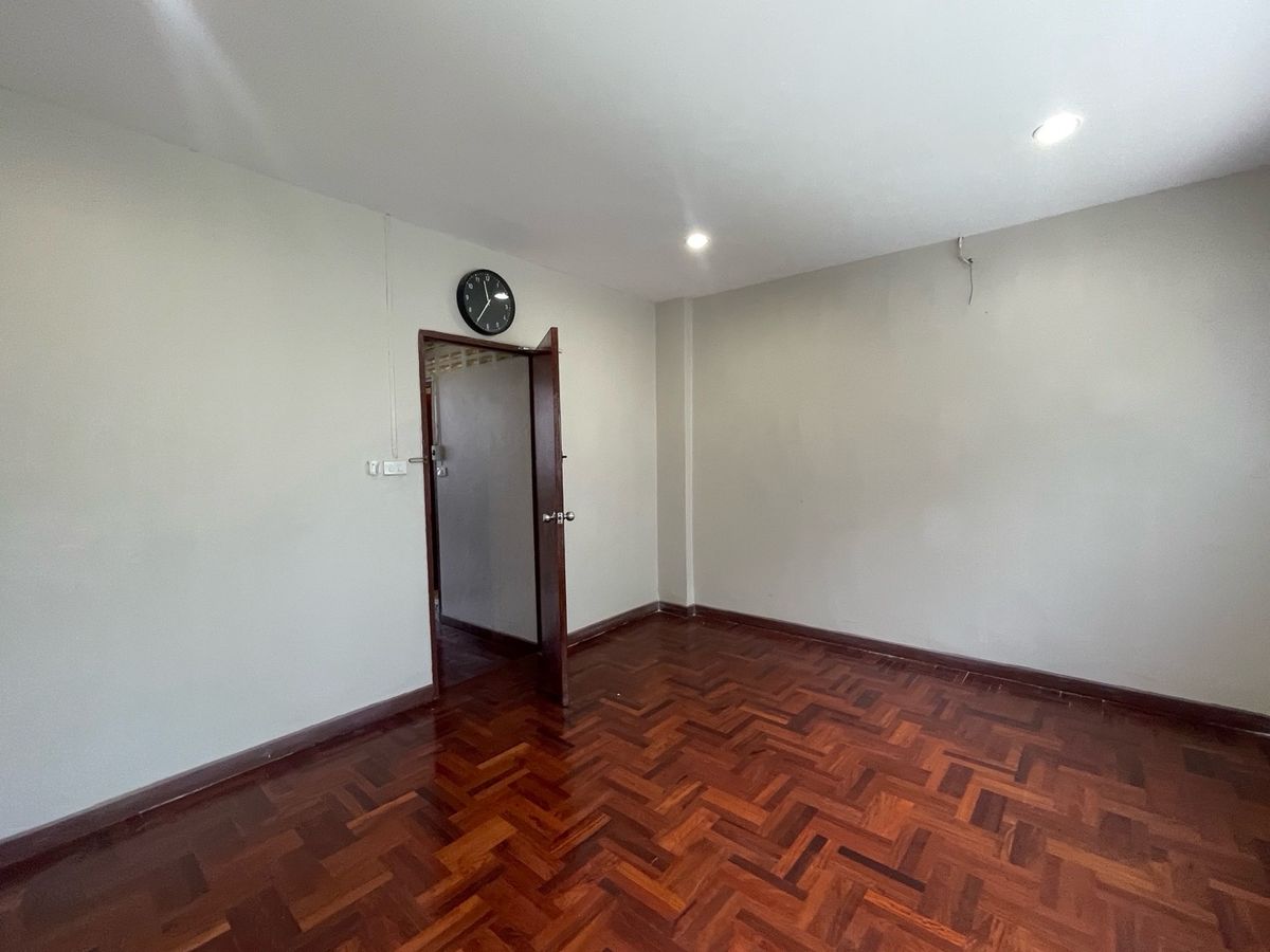 ขายทาวน์โฮมปิ่นเกล้า จรัญสนิทวงศ์ : ทาวน์เฮ้าส์ 3 ชั้น 18 ตรว. ในซอยบรมราชชนนี 5 ใกล้เซ็นทรัล ปิ่นเกล้า 