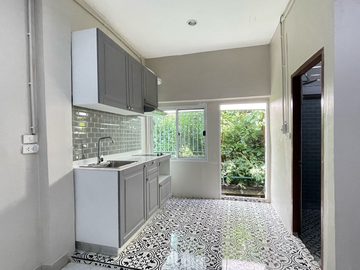 ขายทาวน์โฮมปิ่นเกล้า จรัญสนิทวงศ์ : ทาวน์เฮ้าส์ 3 ชั้น 18 ตรว. ในซอยบรมราชชนนี 5 ใกล้เซ็นทรัล ปิ่นเกล้า 