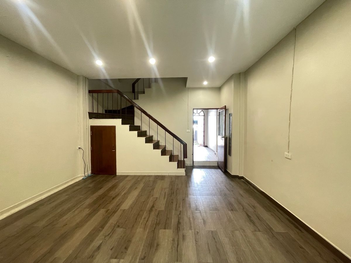 ขายทาวน์โฮมปิ่นเกล้า จรัญสนิทวงศ์ : ทาวน์เฮ้าส์ 3 ชั้น 18 ตรว. ในซอยบรมราชชนนี 5 ใกล้เซ็นทรัล ปิ่นเกล้า 