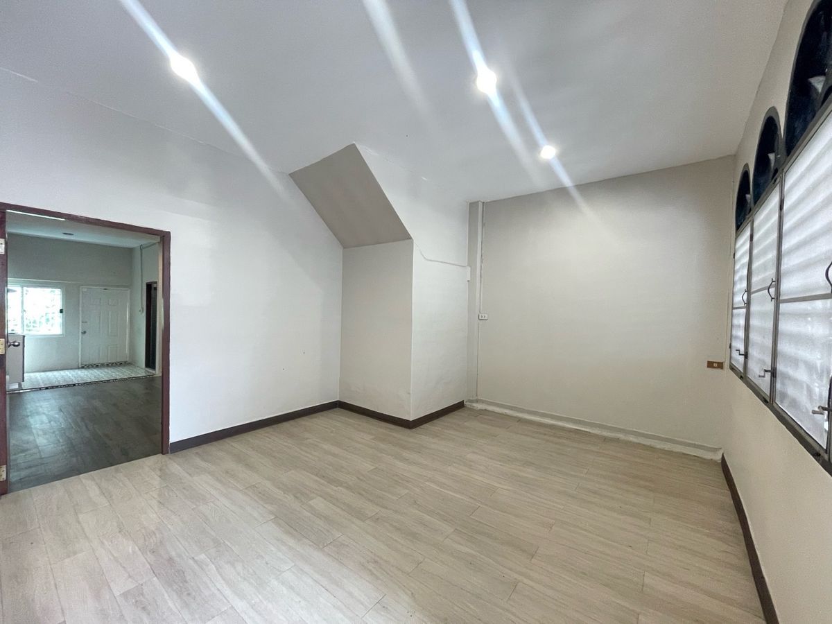 ขายทาวน์โฮมปิ่นเกล้า จรัญสนิทวงศ์ : ทาวน์เฮ้าส์ 3 ชั้น 18 ตรว. ในซอยบรมราชชนนี 5 ใกล้เซ็นทรัล ปิ่นเกล้า 