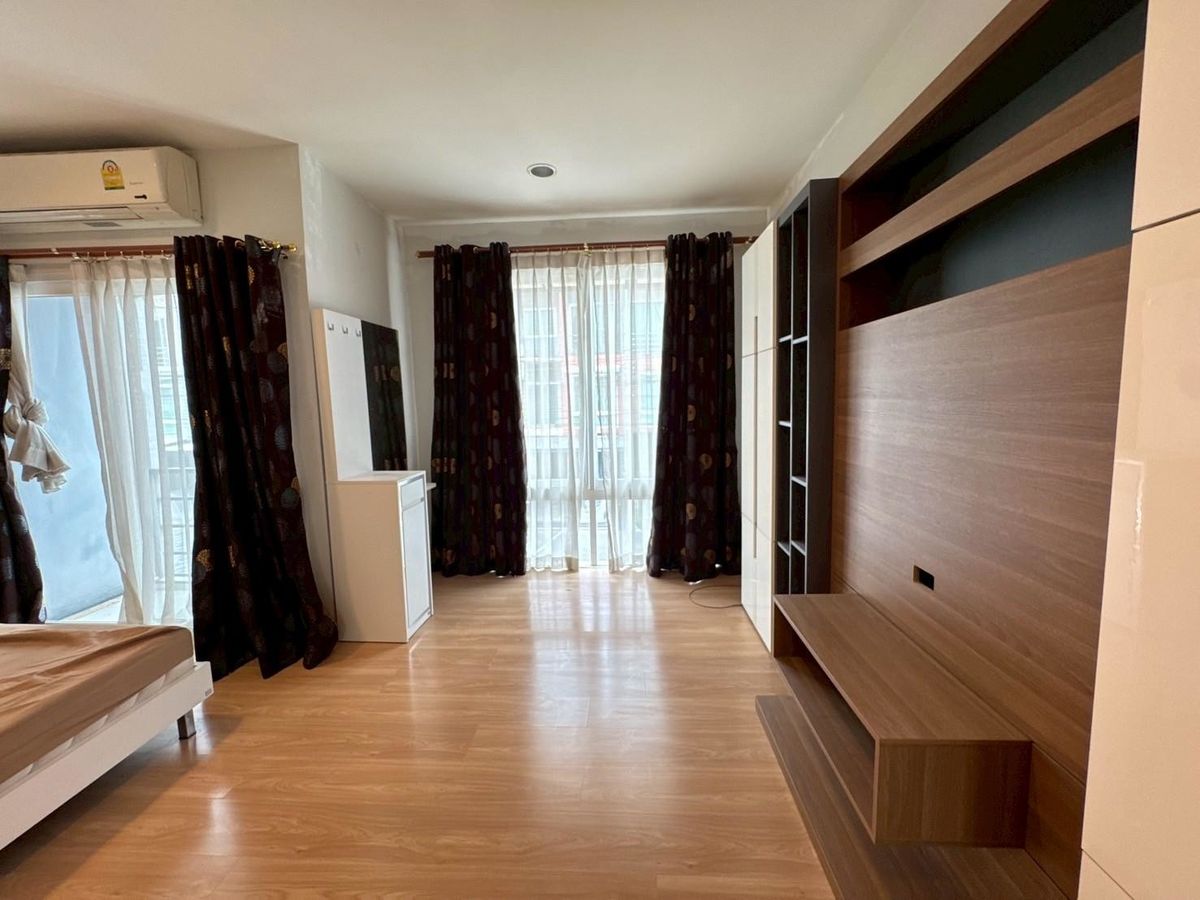 ขายทาวน์โฮมนวมินทร์ รามอินทรา : ทาวน์โฮม 3 ชั้น หมู่บ้านกรีนิช รามอินทรา เฟอร์ฯครบ พร้อมอยู่ ทำเลดีที่สุดในโครงการ ติดถนนใหญ่รามอินทรา  ด่วนราคาพิเศษ ต่อรองได้