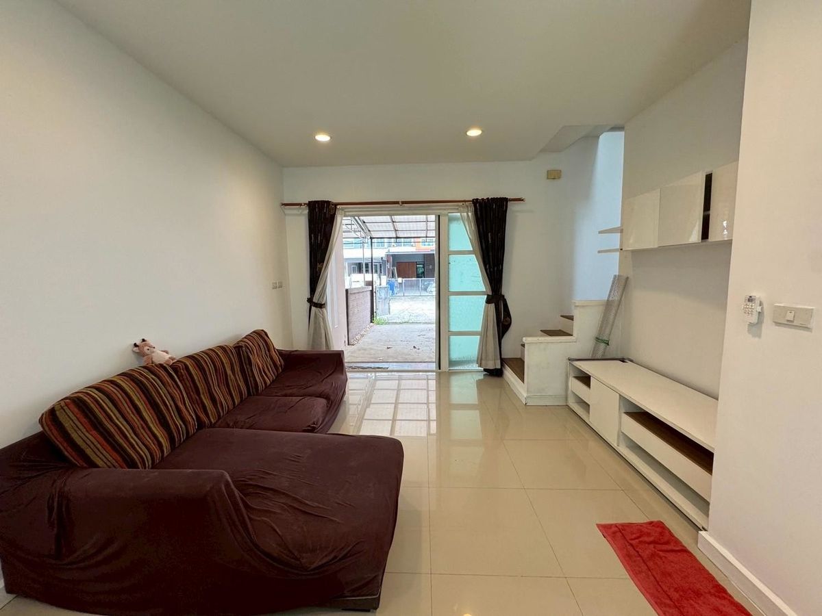 ขายทาวน์โฮมนวมินทร์ รามอินทรา : ทาวน์โฮม 3 ชั้น หมู่บ้านกรีนิช รามอินทรา เฟอร์ฯครบ พร้อมอยู่ ทำเลดีที่สุดในโครงการ ติดถนนใหญ่รามอินทรา  ด่วนราคาพิเศษ ต่อรองได้