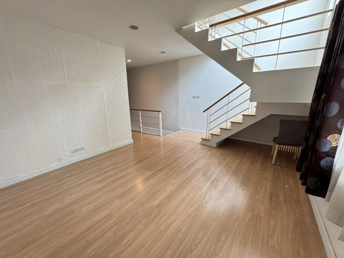 ขายทาวน์โฮมนวมินทร์ รามอินทรา : ทาวน์โฮม 3 ชั้น หมู่บ้านกรีนิช รามอินทรา เฟอร์ฯครบ พร้อมอยู่ ทำเลดีที่สุดในโครงการ ติดถนนใหญ่รามอินทรา  ด่วนราคาพิเศษ ต่อรองได้