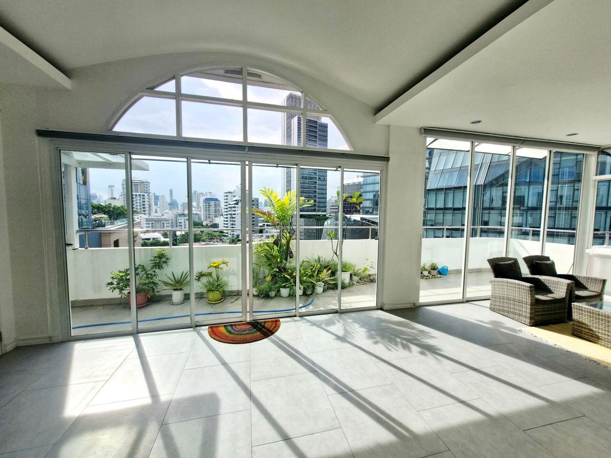 ให้เช่าคอนโดสุขุมวิท อโศก ทองหล่อ : Rare Pet-friendly🐶🐱 Penthouse✨️ in Thonglor with spacious balcony. 3 Bed 3 Bath+1 Maid only 130k !!!