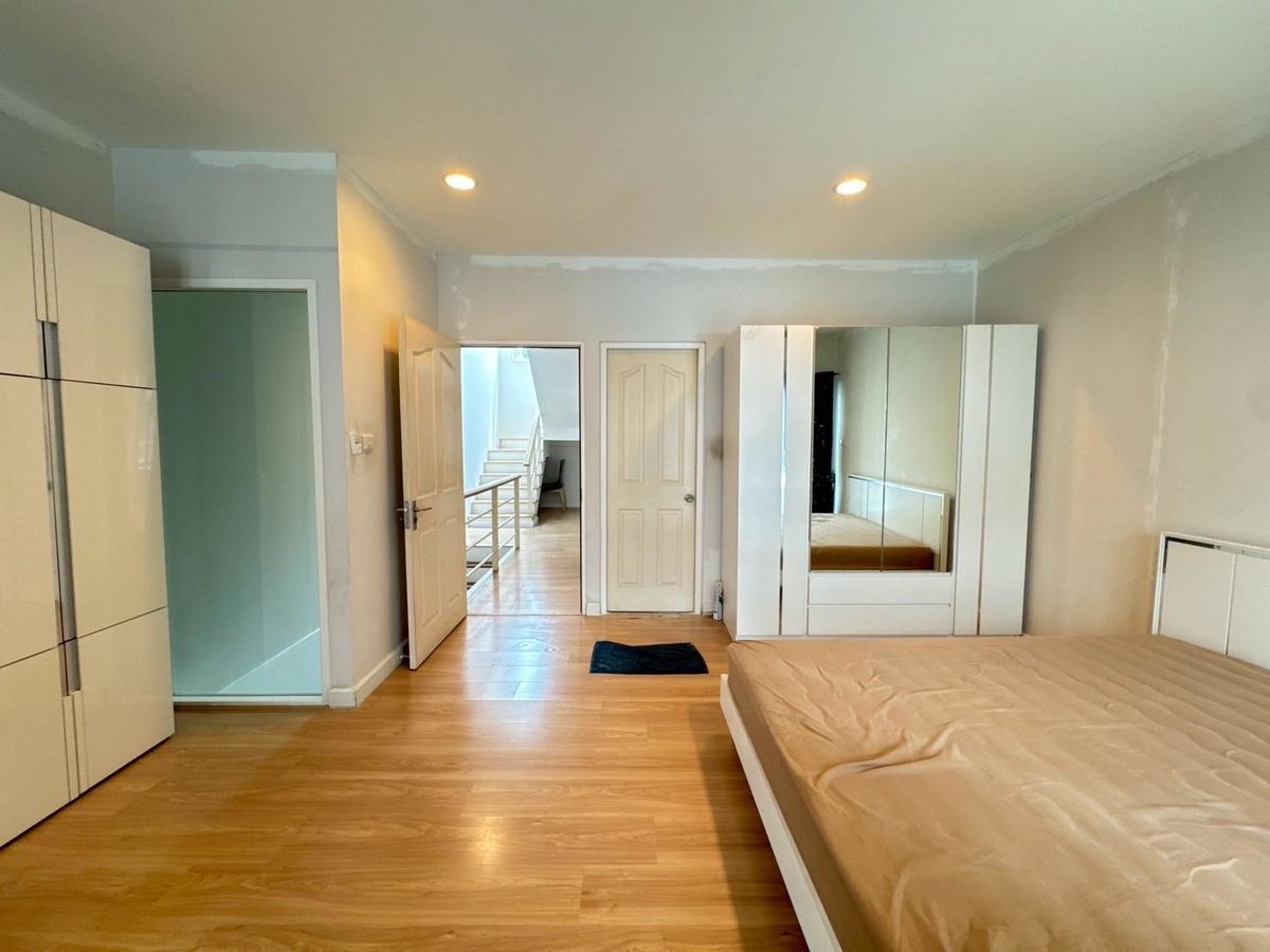 ขายทาวน์โฮมนวมินทร์ รามอินทรา : ทาวน์โฮม 3 ชั้น หมู่บ้านกรีนิช รามอินทรา เฟอร์ฯครบ พร้อมอยู่ ทำเลดีที่สุดในโครงการ ติดถนนใหญ่รามอินทรา  ด่วนราคาพิเศษ ต่อรองได้