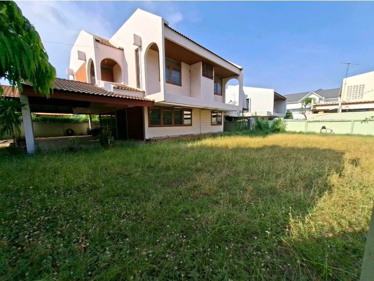 For SaleHousePattanakan, Srinakarin : 🏡 Corner Land with House – 138 sq.wah | Dual Road AccessOnly 400m from Pattanakarn 63 Road – Prime Location with easy connection to Srinakarin, Onnut, & Sukhumvit. Perfect to renovate into a spacious modern luxury home.📞099-415-2664