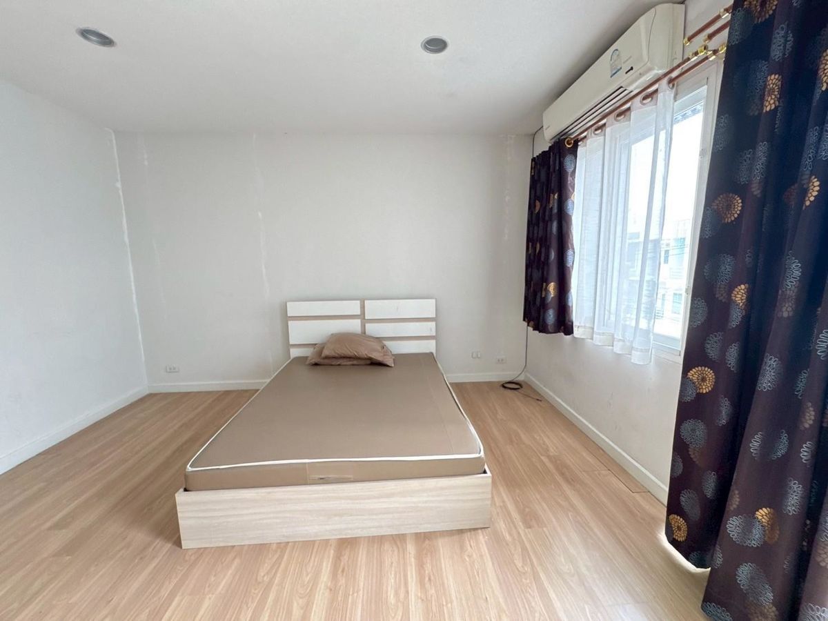 ขายทาวน์โฮมนวมินทร์ รามอินทรา : ทาวน์โฮม 3 ชั้น หมู่บ้านกรีนิช รามอินทรา เฟอร์ฯครบ พร้อมอยู่ ทำเลดีที่สุดในโครงการ ติดถนนใหญ่รามอินทรา  ด่วนราคาพิเศษ ต่อรองได้