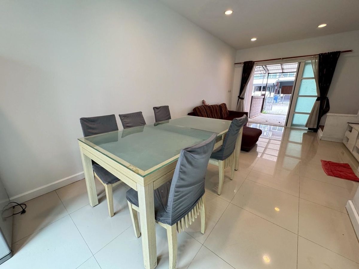 ขายทาวน์โฮมนวมินทร์ รามอินทรา : ทาวน์โฮม 3 ชั้น หมู่บ้านกรีนิช รามอินทรา เฟอร์ฯครบ พร้อมอยู่ ทำเลดีที่สุดในโครงการ ติดถนนใหญ่รามอินทรา  ด่วนราคาพิเศษ ต่อรองได้