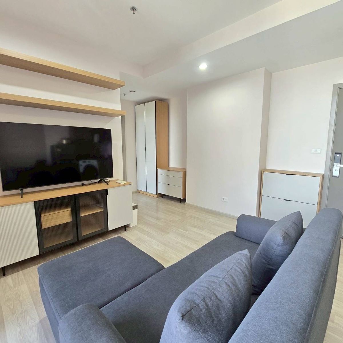ให้เช่าคอนโดบางนา แบริ่ง ลาซาล : ให้เช่าด่วน Ideo Mobi Sukhumvit Eastpoint BTS บางนา  1ห้องนอน ห้องสวย พร้อมอยู่ สามารถนัดดูห้องจริงได้ทุกวัน โทรเลย 086-888-9328