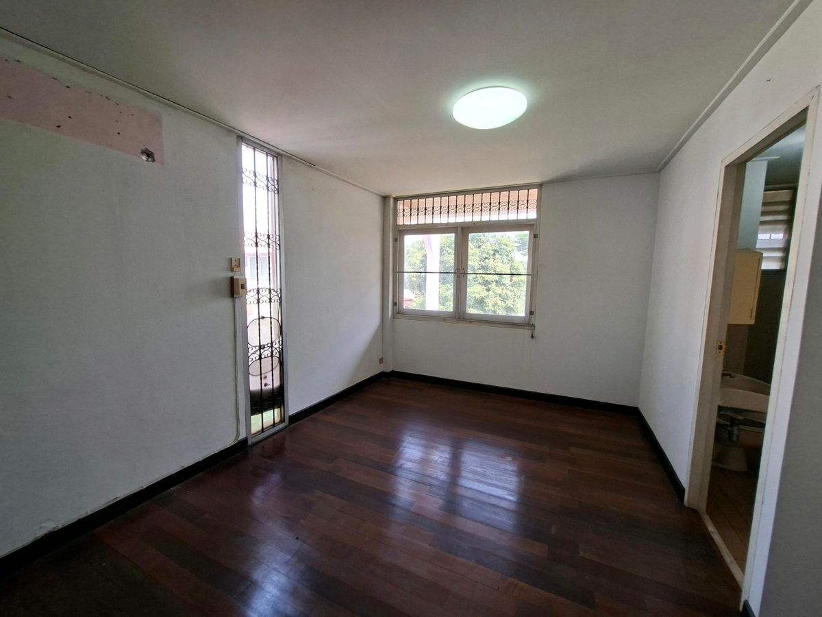 ขายบ้านพัฒนาการ ศรีนครินทร์ : 🏡ที่ดินพร้อมสิ่งปลูกสร้าง 138 ตรว. หลังมุม ถนน2ด้าน 400ม.จากถนนพัฒนาการ เดินทางง่ายไปศรีนครินทร์-อ่อนนุช-สุขุมวิท 📞0994152664, 0803696366