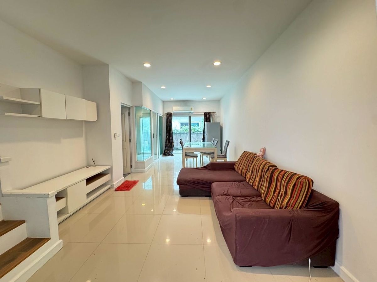 ขายทาวน์โฮมนวมินทร์ รามอินทรา : ทาวน์โฮม 3 ชั้น หมู่บ้านกรีนิช รามอินทรา เฟอร์ฯครบ พร้อมอยู่ ทำเลดีที่สุดในโครงการ ติดถนนใหญ่รามอินทรา  ด่วนราคาพิเศษ ต่อรองได้