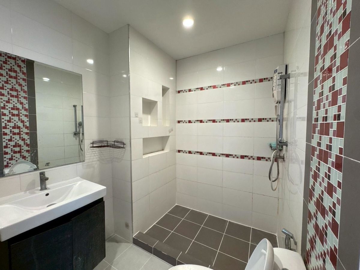 ขายทาวน์โฮมนวมินทร์ รามอินทรา : ทาวน์โฮม 3 ชั้น หมู่บ้านกรีนิช รามอินทรา เฟอร์ฯครบ พร้อมอยู่ ทำเลดีที่สุดในโครงการ ติดถนนใหญ่รามอินทรา  ด่วนราคาพิเศษ ต่อรองได้