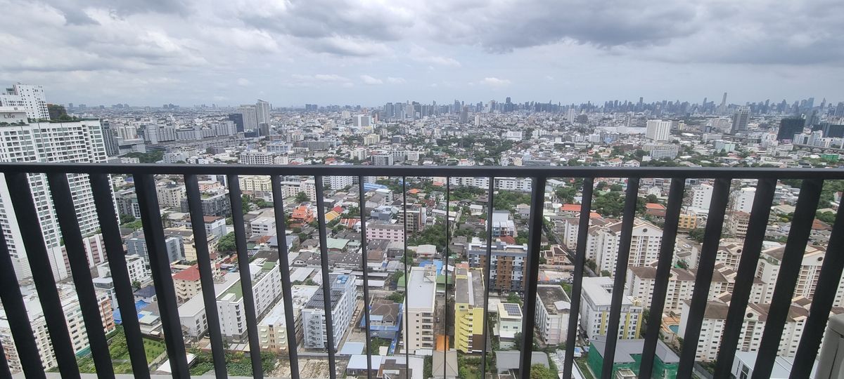 For SaleCondoLadprao, Central Ladprao : The Issara Ladprao, corner room, beautiful city view, good location, near MRT Lat Phrao