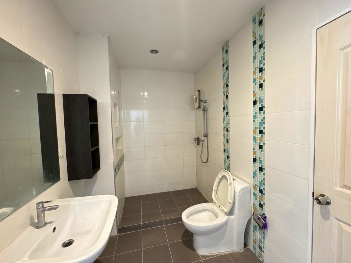 ขายทาวน์โฮมนวมินทร์ รามอินทรา : ทาวน์โฮม 3 ชั้น หมู่บ้านกรีนิช รามอินทรา เฟอร์ฯครบ พร้อมอยู่ ทำเลดีที่สุดในโครงการ ติดถนนใหญ่รามอินทรา  ด่วนราคาพิเศษ ต่อรองได้