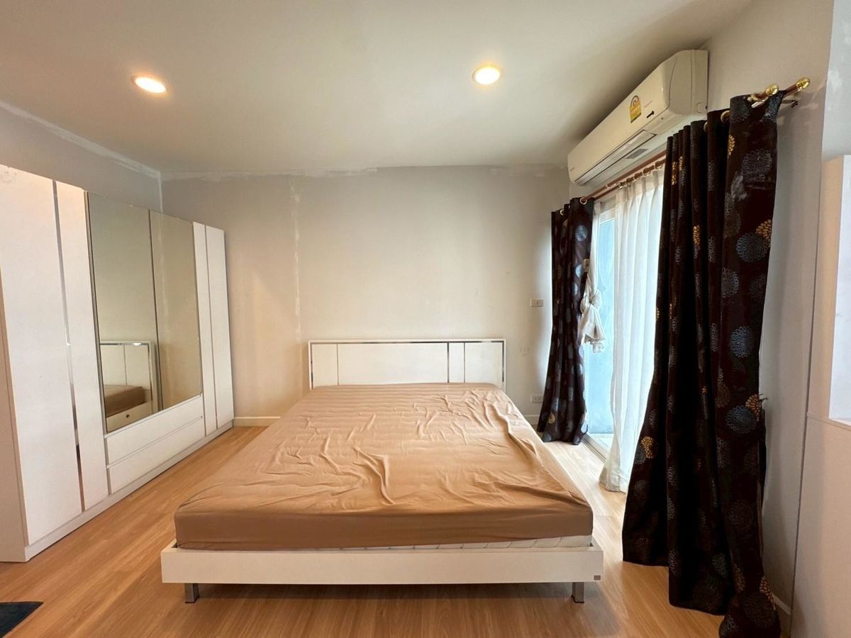 ขายทาวน์โฮมนวมินทร์ รามอินทรา : ทาวน์โฮม 3 ชั้น หมู่บ้านกรีนิช รามอินทรา เฟอร์ฯครบ พร้อมอยู่ ทำเลดีที่สุดในโครงการ ติดถนนใหญ่รามอินทรา  ด่วนราคาพิเศษ ต่อรองได้