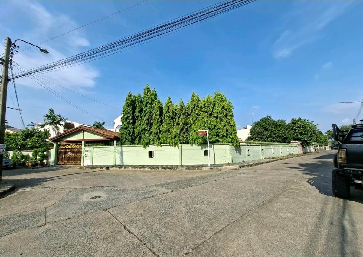 For SaleHousePattanakan, Srinakarin : 🏡 Corner Land with House – 138 sq.wah | Dual Road Access
Only 400m from Pattanakarn 63 Road – Prime Location with easy connection to Srinakarin, Onnut, & Sukhumvit. Perfect to renovate into a spacious modern luxury home.📞099-415-2664