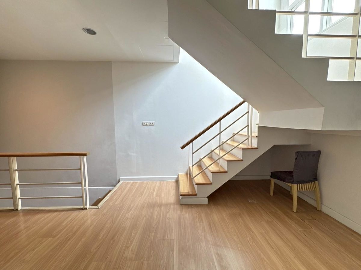 ขายทาวน์โฮมนวมินทร์ รามอินทรา : ทาวน์โฮม 3 ชั้น หมู่บ้านกรีนิช รามอินทรา เฟอร์ฯครบ พร้อมอยู่ ทำเลดีที่สุดในโครงการ ติดถนนใหญ่รามอินทรา  ด่วนราคาพิเศษ ต่อรองได้