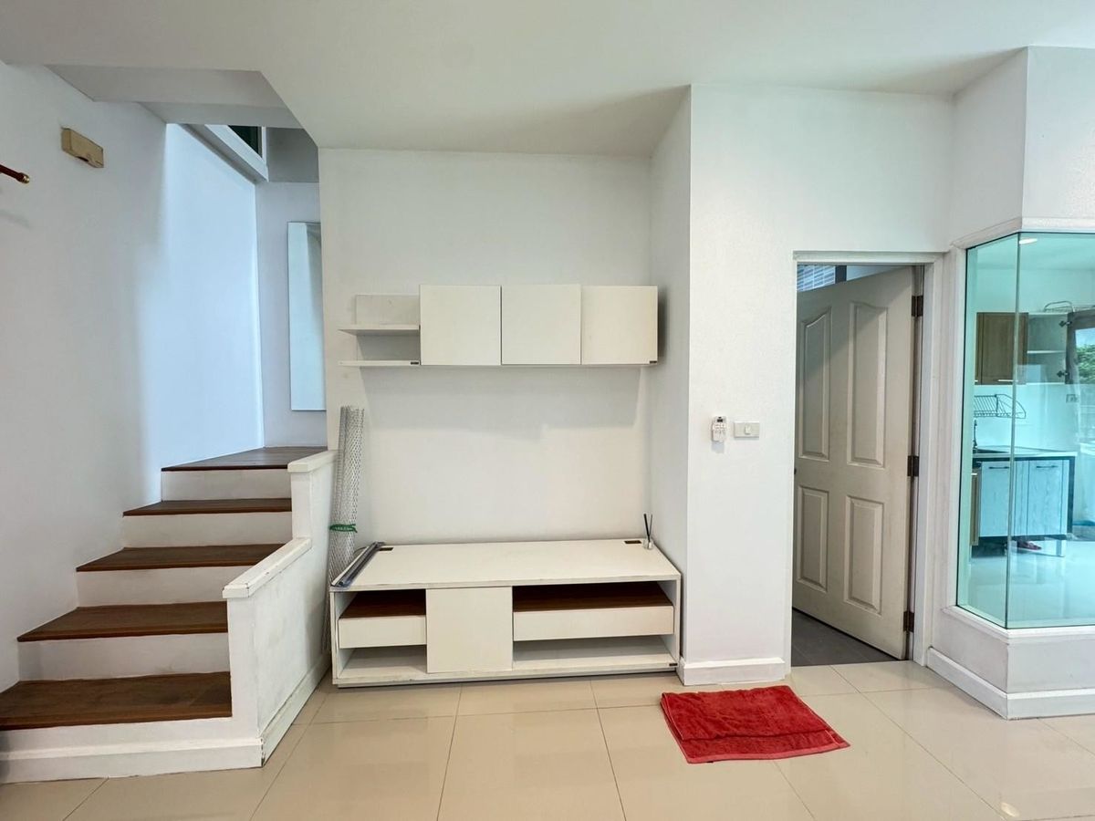 ขายทาวน์โฮมนวมินทร์ รามอินทรา : ทาวน์โฮม 3 ชั้น หมู่บ้านกรีนิช รามอินทรา เฟอร์ฯครบ พร้อมอยู่ ทำเลดีที่สุดในโครงการ ติดถนนใหญ่รามอินทรา  ด่วนราคาพิเศษ ต่อรองได้