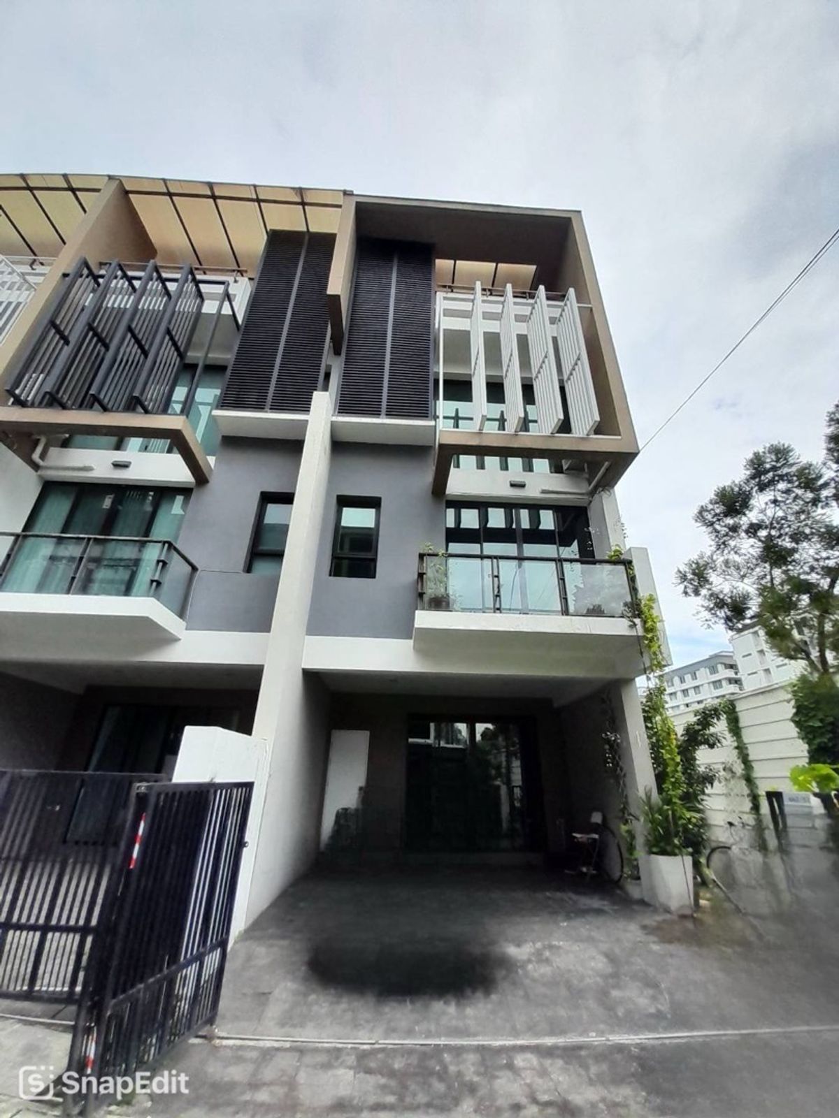For SaleTownhomeOnnut, Udomsuk : 📢👇3.5-Storey Townhome with pool, great price, peaceful & convenient location near Expressway
