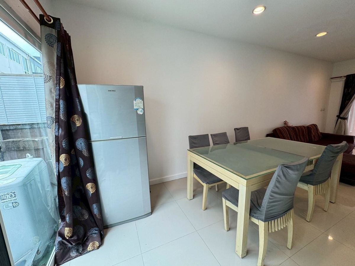 ขายทาวน์โฮมนวมินทร์ รามอินทรา : ทาวน์โฮม 3 ชั้น หมู่บ้านกรีนิช รามอินทรา เฟอร์ฯครบ พร้อมอยู่ ทำเลดีที่สุดในโครงการ ติดถนนใหญ่รามอินทรา  ด่วนราคาพิเศษ ต่อรองได้