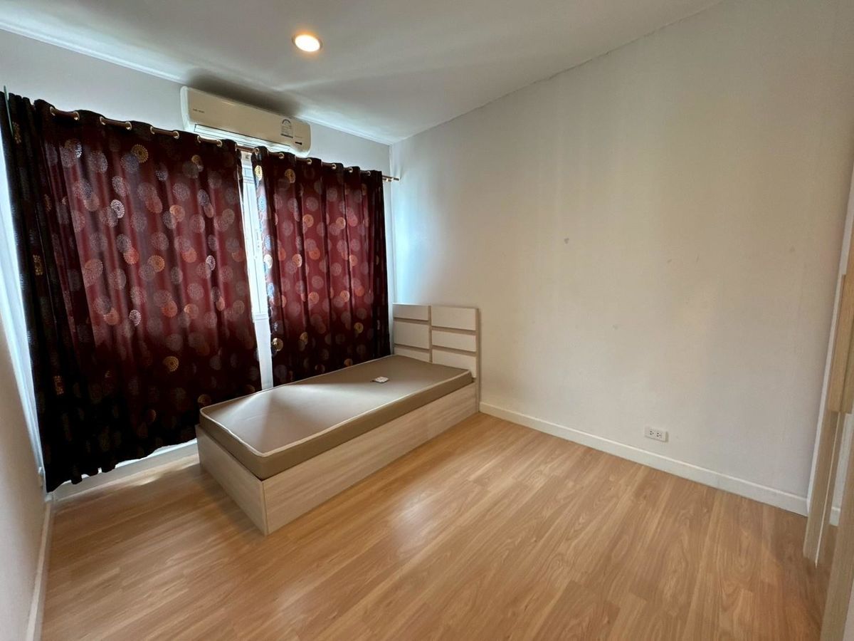 ขายทาวน์โฮมนวมินทร์ รามอินทรา : ทาวน์โฮม 3 ชั้น หมู่บ้านกรีนิช รามอินทรา เฟอร์ฯครบ พร้อมอยู่ ทำเลดีที่สุดในโครงการ ติดถนนใหญ่รามอินทรา  ด่วนราคาพิเศษ ต่อรองได้