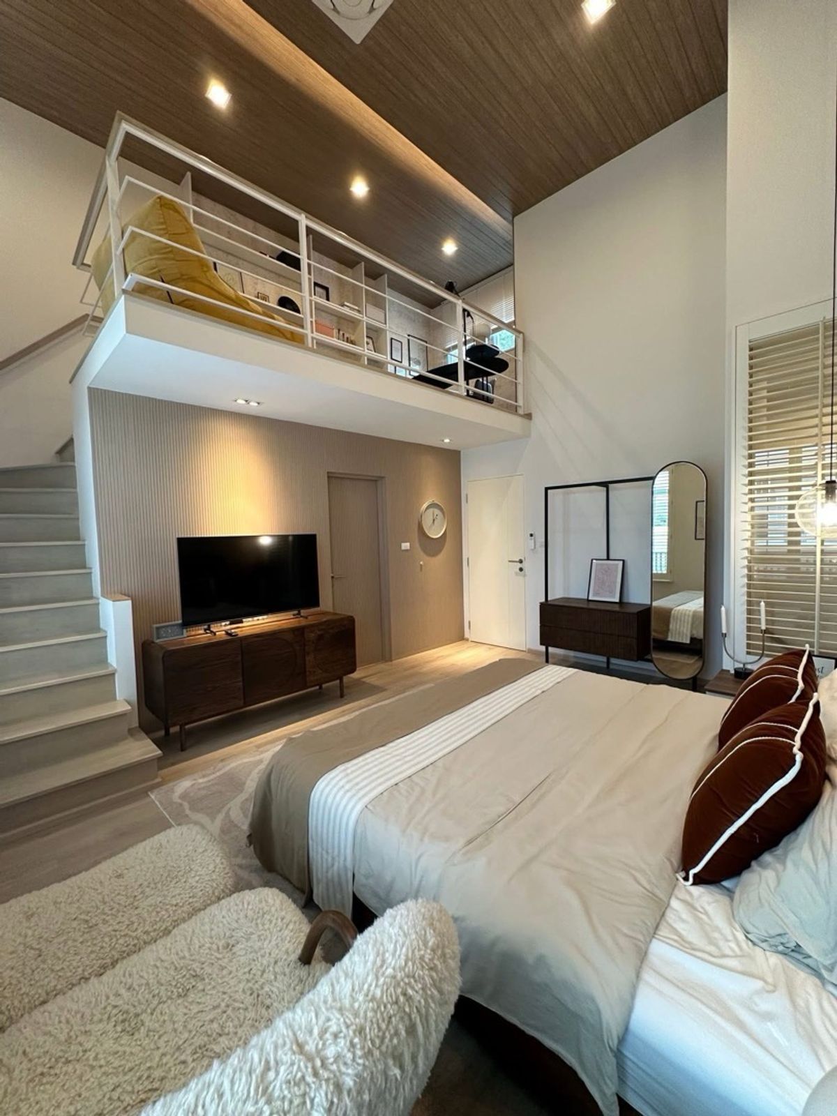 ให้เช่าบางนา แบริ่ง ลาซาล : ให้เช่าบ้านตัวอย่าง Indy 2 บางนา - รามคำแหง 2 Town House หลังมุม 2 ชั้นครึ่ง (มีชั้นลอย) มีสวนในรั๊ว แปลงที่ดินเยอะ จอดได้ถึง 4 จอด ติดส่วนกลางและสวนของโครงการ ให้อารมณ์เหมือนบ้านเดี่ยว